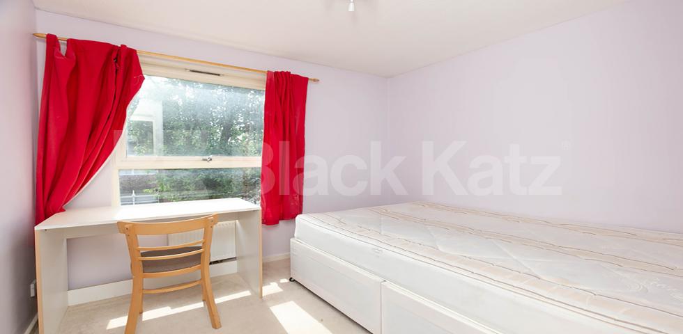 3/4 double bedroom flat located within mins to regents park and marylebone tube Henderson Drive, St Johns Wood